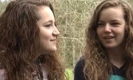 2 nữ sinh nhấc xe hơn 1 tấn cứu sống bố