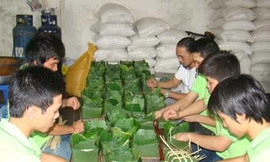 Gói bánh chưng Tết tại một cơ sở