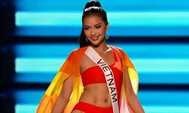 Ngọc Châu khoe cơ bụng khi diễn bikini ở bán kết Hoa hậu Hoàn vũ