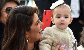 Con gái Hoa hậu Thế giới Priyanka Chopra lần đầu lộ diện