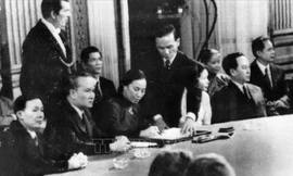 Giây phút xúc động của bà Nguyễn Thị Bình khi ký Hiệp định Paris