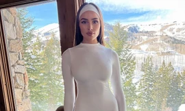 Hoa hậu Hoàn vũ gây tranh cãi vì mặc trang phục bó sát đi trượt tuyết