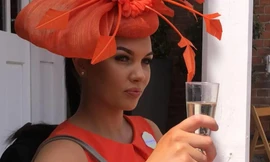 Hoa hậu Anh đột tử ở trang trại ngựa