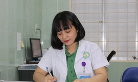 Nữ bác sĩ xinh đẹp gần 20 năm sống với 'thế giới người điên'