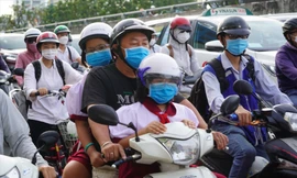 Nhiều tuyến đường ở TPHCM kẹt xe kéo dài ngày đầu học sinh tựu trường