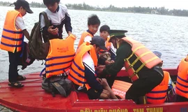 Dùng ca nô quân đội đưa học sinh vượt sông dữ