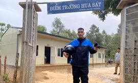 Thầy giáo Lò Văn Quang trong bộ quần áo mưa, đôi ủng, trang phục không thể thiếu trong suốt 10 năm ở vùng sâu, vùng xa. ẢNH: NVCC