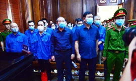 Các bị cáo tại phiên tòa hôm qua 14/12. Ảnh: Tân Châu