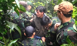 Đối tượng "cõng" ma túy bị bắt ngay trong rừng. Ảnh: tư liệu 