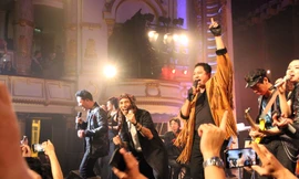 Sau bê bối rúng động năm kia, đây thực sự là sự kiện có tính chất “phá băng” đối với sự nghiệp tưởng như đã chạm đáy của Phạm Anh Khoa (phải).