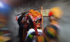 Trước khi vào nhà trai, cô dâu được thầy cúng làm lễ may mắn. Ảnh: Sơn Tùng