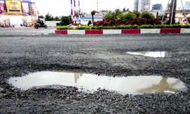 Ổ gà, ổ voi xuất hiện dày đặc trên tuyến QL 1D đoạn ngã ba Long Vân đi bến xe liên tỉnh Ảnh: Tr.Ðịnh