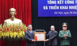 Thừa ủy quyền của Chủ tịch nước, Thượng tướng Hoàng Xuân Chiến trao tặng Huân chương Lao động hạng Nhất cho Ban Quản lý Quảng trường Ba Đình, sáng 4/1. ẢNH: NGUYỄN MINH 