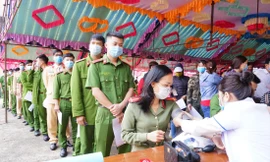 Nhà báo Đình Thắng, Trưởng đại diện báo Tiền Phong tại Tây Nguyên, động viên người hiến máu 