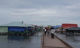 Bến cảng làng chài Hàm Ninh bị quán nhậu bủa vây. Chính quyền địa phương tỏ ra bất lực? 