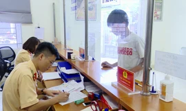 CSGT nhập dữ liệu tài xế vào hệ thống. Ảnh: Nguyễn Hoàn 