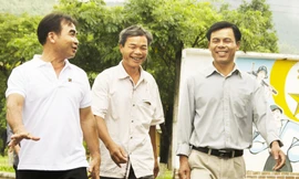 Cựu chiến binh Phạm Văn Nhân (ở giữa) luôn là tâm điểm bông đùa của anh em. Ảnh: Văn Chương 