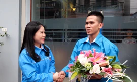 Chị Chu Hồng Minh, Bí thư Thành đoàn Hà Nội tặng hoa, động viên anh Nguyễn Ngọc Mạnh. Ảnh: Hoàng Mạnh Thắng