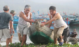 Người dân Đà Nẵng di chuyển tàu thuyền nhỏ lên bờ tránh bão. Ảnh: Nguyễn Thành