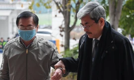 Luật sư bào chữa đưa Vũ Huy Hoàng đến phiên tòa hôm 7/1