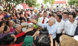 Tổng Bí thư Nguyễn Phú Trọng dự Ngày hội đại đoàn kết toàn dân tộc tại Làng văn hóa Thượng Điện, TP Hải Phòng ngày 15/11/2017 - Ảnh: TTXVN 