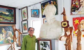 Họa sĩ Lê Duy Ứng bên bức tượng Bác Hồ Ảnh: KIẾN NGHĨA