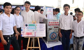 Nhóm tác giả và sản phẩm tại cuộc thi Thiết kế, chế tạo, ứng dụng dành cho tuổi trẻ TPHCM. Ảnh: Bình Minh