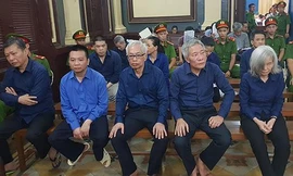 Bị cáo Trần Phương Bình (đeo kính) và các bị cáo khác. Ảnh: Văn Minh