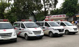 Loạt xe cấp cứu thường xuyên túc trực trong Bệnh viện Hòa Bình