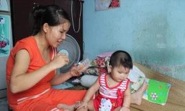 Nhiều gia đình công nhân vẫn phải sống chen chúc trong những phòng trọ chưa tới 12m2 