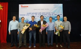 Ban tổ chức tặng hoa các khách mời tại buổi tọa đàm trực tuyến. Ảnh : PV