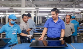 Chủ tịch Asanzo Phạm Văn Tam tại dây truyền lắp tivi. Ảnh: PV