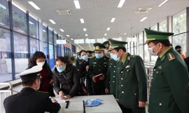 Đoàn công tác Bộ Tư lệnh BĐBP kiểm tra, nắm tình hình kiểm soát dịch viêm phổi tại Cửa khẩu quốc tế Móng Cái, sáng 29/1. ẢNH: NGUYỄN MINH