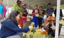 Phiên chợ độc đáo, bày bán nhiều nông phẩm, đặc sản của núi rừng 