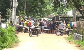 Người dân hiếu kỳ đến theo dõi vụ việc 