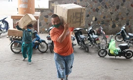 Anh Sơn cùng đồng nghiệp đang bốc xếp hàng hóa