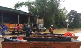 Ban chỉ huy quân sự huyện Hương Khê (Hà Tĩnh) dùng ca nô để vào khu vực xã Hương Giang, Hương Thủy nơi đang ngập sâu