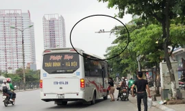 Có camera nhưng sáng 10/4 xe khách 17B-014.26 - nhà xe Phiệt Học vẫn dừng để bắt nhiều khách. Ảnh: A.Trọng