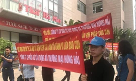 Người dân căng băng rôn đòi hơn 200 tỷ bị chiếm đoạt vì dự án “ma”