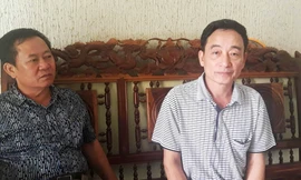 Ông Trần Đình Diện, bố của anh Trần Đình Quang (bìa phải): “Gia đình tui rứa là tan nát…” . Người ngồi bên là ông Trương Huy Liệu. Ảnh: PXD 