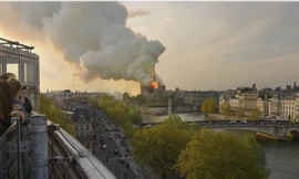 Hình ảnh Nhà thờ Đức Bà Paris chìm trong lửa. Ảnh: Time