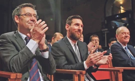 Chủ tịch Josep Bartomeu rời ghế sau mâu thuẫn với Lionel Messi