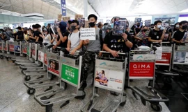 Người biểu tình tại sân bay Hong Kong. Ảnh: Reuters