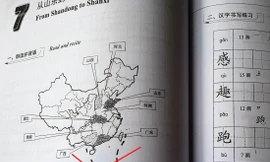 Trang giáo trình có hình đường lưỡi bò (gạch chéo). Ảnh: Đức Anh