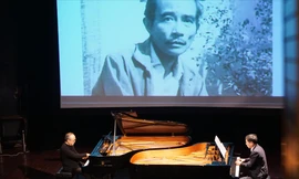 Tiết mục đặc biệt trong chương trình “Đặng Đình Hưng - một bến lạ” ở Viện Pháp, Hà Nội, tối 20/1. Ảnh: Toan Toan