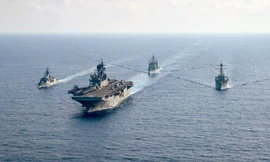 Tàu khu trục Úc (trái) cùng các tàu chiến Mỹ phối hợp hoạt động trên biển. Ảnh: US Navy 