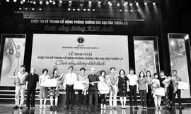 Ban Tổ chức Cuộc thi tặng hoa và bằng khen cho các họa sỹ đạt giải