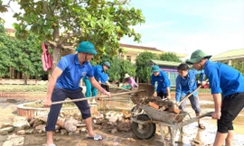 Sau lũ, lực lượng thanh niên tích cực dọn dẹp giúp người dân, trường học