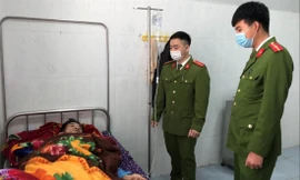 Quang được cấp cứu tại bệnh viện. Ảnh: Hoàng Tho