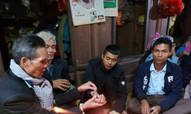 Trước khi lên đường nhập ngũ, anh Hồ Diên ở bản Lé (xã Trọng Hóa) được già làng buộc chỉ cổ tay 